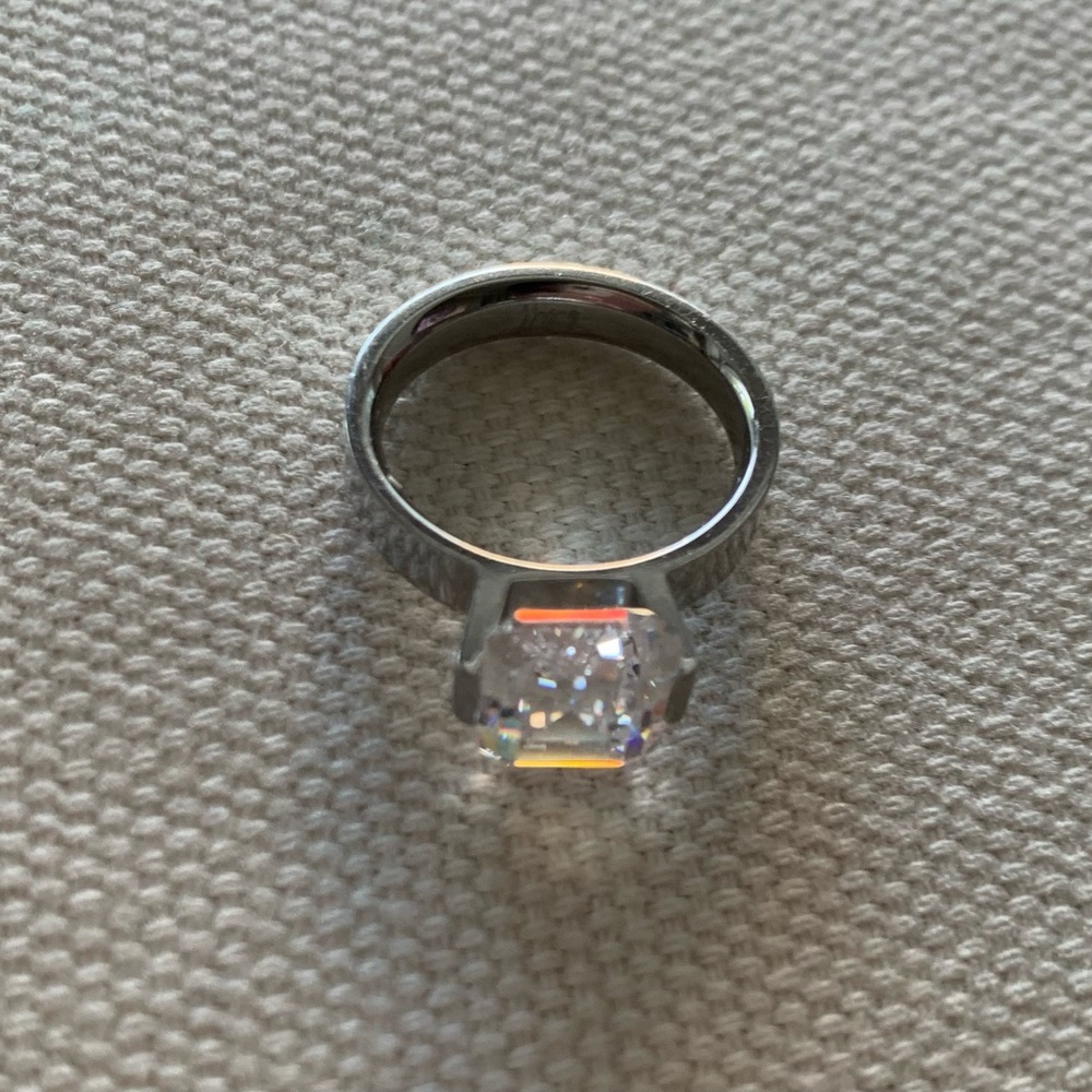 Square cut crystal ring, approximately SZ 5 1/2